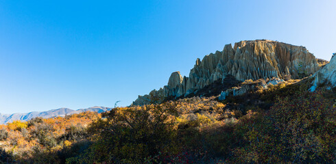 ニュージーランド　ワイタキ地方のオマラマ近郊にある断崖絶壁のクレイ・クリフと紅葉