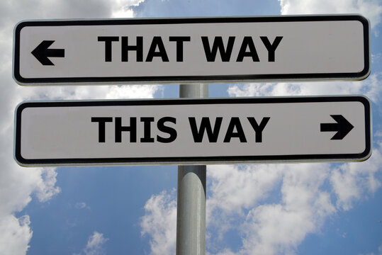 Concept d'orientation avec des panneaux indiquant par ici et par l&agrave;