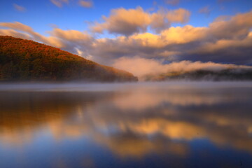 岩手県盛岡市　紅葉の岩洞湖