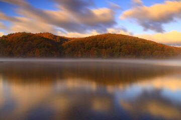 岩手県盛岡市　紅葉の岩洞湖