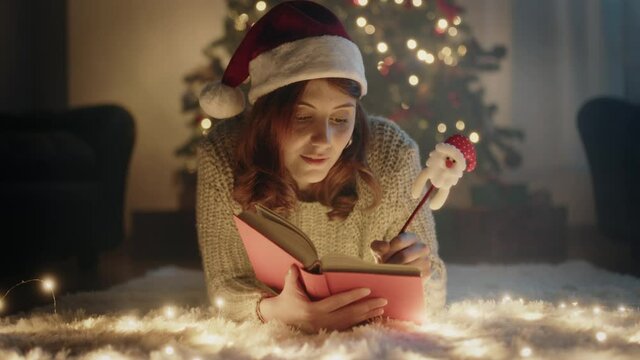 Ragazza scrive lettera a Babbo Natale