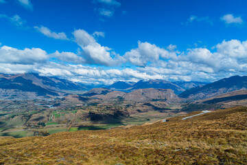 ニュージーランド　クイーンズタウン近郊のスキー場、コロネット・ピークの山腹から望む風景