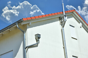 Schornstein, Außenkamin aus Edelstahl an der Fassade eines Wohnhauses