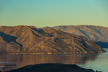 Plakat ニュージーランド　ワナカ近郊にあるダイアモンド・レイク保護地域のロッキー・ヒルから望む山に囲まれたワナカ湖