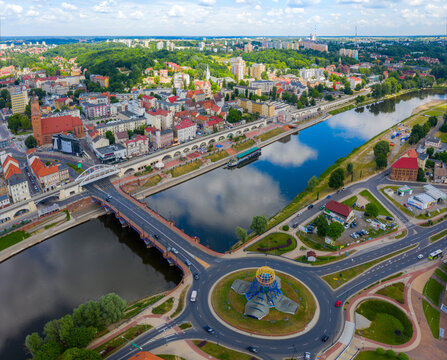 Widok z lotu ptaka na Wieżę Dominanta, Most Staromiejski i Bulwar w centrum miasta Gorz&oacute;w Wielkopolski	
