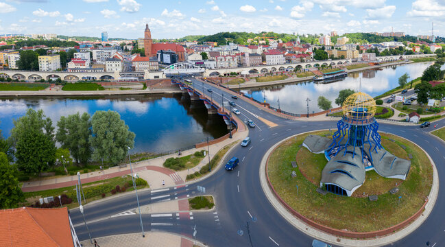 Widok z południowego brzegu rzeki Warta na Wieżę Dominanta, Most Staromiejski i Bulwar w centrum miasta Gorz&oacute;w Wielkopolski	
