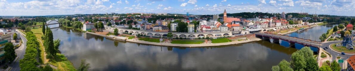 Panoramiczny widok 180 nad południowym brzegiem rzeki Warta na bulwar i centrum miasta Gorzów Wielkopolski, most Staromiejski i most kolejowy. - obrazy, fototapety, plakaty