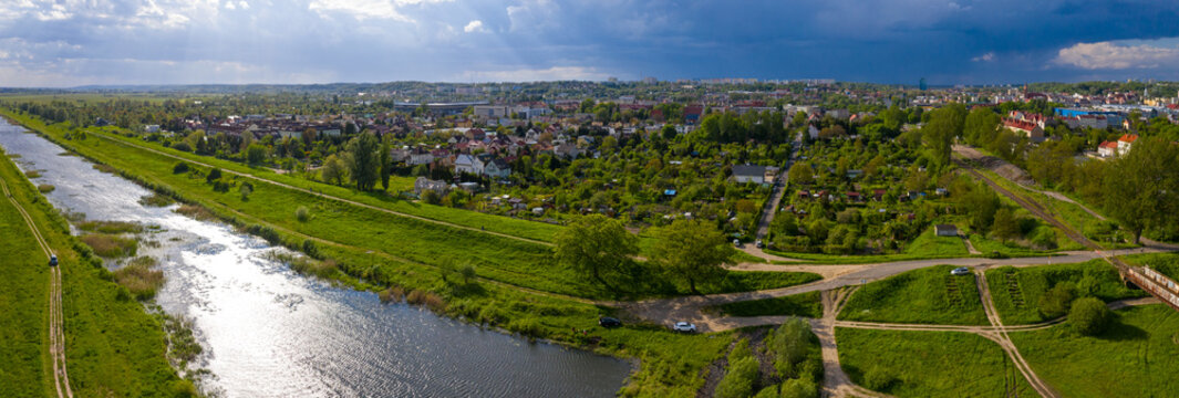 Panoramiczny widok z lotu ptaka przy kanale Ulgi na południową część miasta Gorz&oacute;w Wielkopolski
