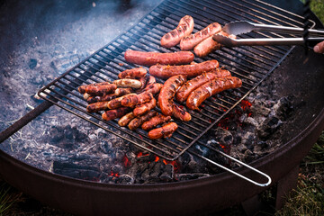 Grillwürstel am Rost