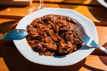 Gulasch, Rindfleischeintopf aus dem Fuertopf (Dutch Oven)