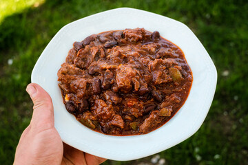 Gulasch, Rindfleischeintopf aus dem Fuertopf (Dutch Oven)