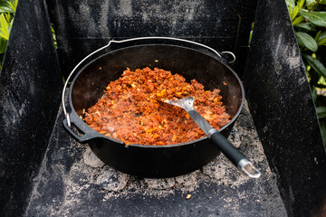 Chili con Carne aus dem Feuertopf