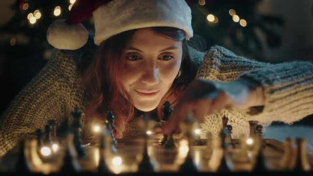 Ragazza gioca a scacchi a Natale