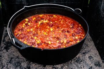Chili con Carne aus dem Feuertopf