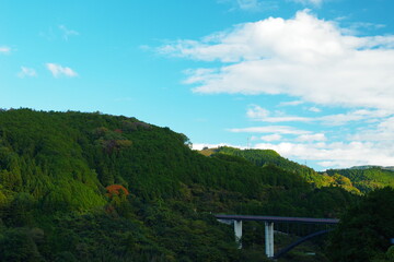Fototapeta na wymiar 青空と橋