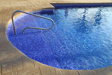 escalera de piscina azul redonda gresite exterior 4M0A4032-as21 - obrazy, fototapety, plakaty