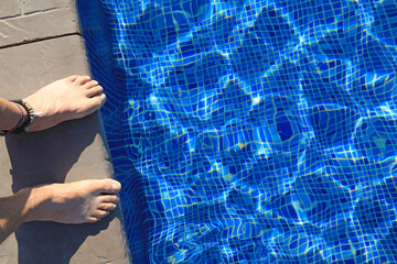 pies descalzo piscina azul gresite exterior 4M0A4217-as21