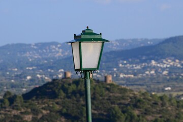 Gr&uuml;ne Stra&szlig;enlaterne auf einem Berg bei Denia