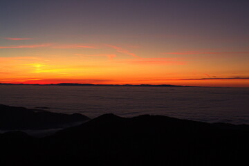 Fototapeta na wymiar Sonnenuntergang über dem nebligen Rheintal