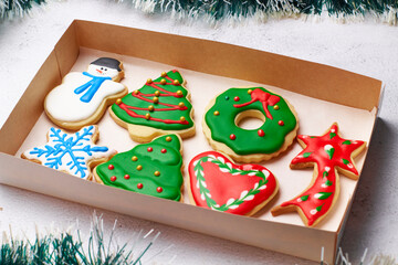 Galletas navideñas decoradas con glasé.