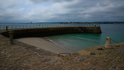 Port de Tatihou dans le Cotentin sous un ciel gris nuageux