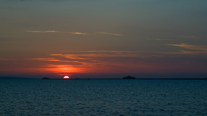 Coucher de soleil sur la rade de Cherbourg dans le Cotentin, en Normandie