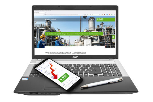 BASF AG mit Logo Notebook Smartphone Kugelschreiber Aktienmarkt wei&szlig;er Hintergund