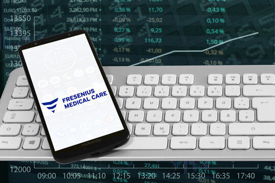 Fresenius Medical Care mit Logo Smartphone Tastatur Aktienmarkt Diagramm Hintergund