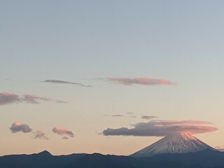 Fototapeta na wymiar 富士山にかかる帽子のような夕方の笠雲 3　2021年11月14日