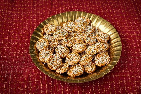 Revdi revri til gud revdi rewari sesame biscuit cookie winter food Indian festival food snack sweet Lohri Makar Sankranti Pongal Diwali harvest festival Tamil Nadu winter festival Punjab North India. 