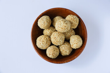 Til ladoo laddu white sesame ladoos ellu urundai ellu unda Indian festival food snack sweet Lohri Makar Sankranti Pongal Diwali harvest festival Tamil Nadu winter folk festival Punjab North India. 