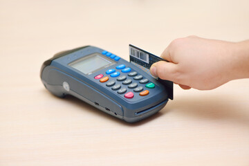 Guy pays purchase through the terminal pos