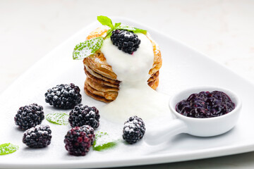 pancakes with blackberries and cream