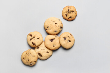 Obraz premium Delicious homemade cookies with chocolate chips on light background