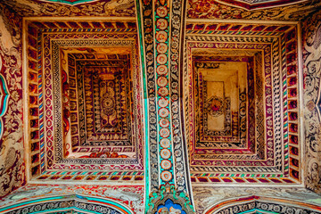 Obraz premium Thanjavur, Tamil Nadu, India - The high arches artworks and colorfully painted wall murals and ceilings of the ancient 17th-century durbar hall Maratha Palace in the town of Thanjavur
