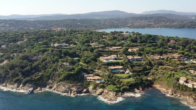 survol du golfe de Saint-Tropez et de la presqu&rsquo;ile de Ramatuelle dans le var sur la c&ocirc;te d'Azur