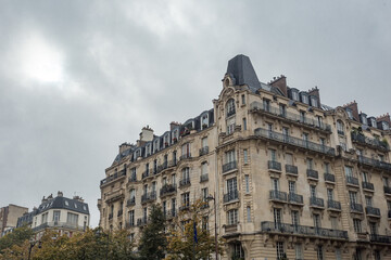 Fototapeta na wymiar Paris building with ornate details