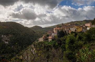 Fototapeta na wymiar Blick auf Sasseta im Gegenlichts in den toskansichen Hügeln