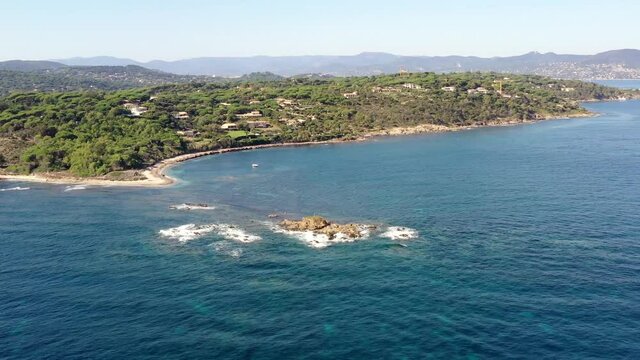 survol du golfe de Saint-Tropez et de la presqu&rsquo;ile de Ramatuelle dans le var sur la c&ocirc;te d'Azur