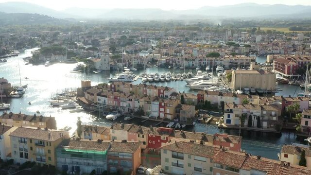 survol de Port-grimaud dans le golfe de Saint-Tropez sur la c&ocirc;te d'azur en France
