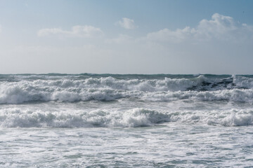 Fototapeta premium Stürmisches Meer bei Sonne und Wolken in der Toskana bei Bibbona