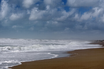 Stürmisches Meer bei Sonne und Wolken in der Toskana bei Bibbona
