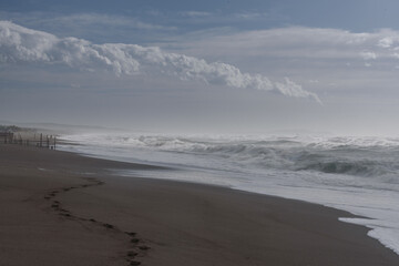 Stürmisches Meer bei Sonne und Wolken in der Toskana bei Bibbona