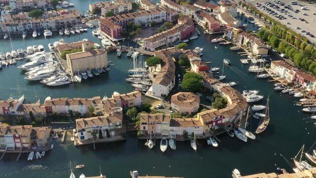 survol de Port-grimaud dans le golfe de Saint-Tropez sur la c&ocirc;te d'azur en France