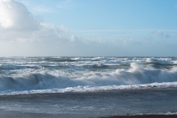 Stürmisches Meer bei Sonne und Wolken in der Toskana bei Bibbona