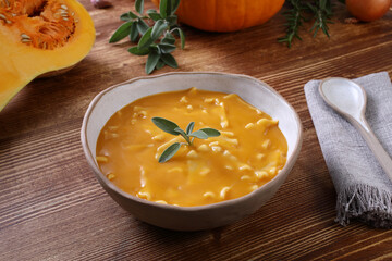 zuppa crema con zucca e pasta