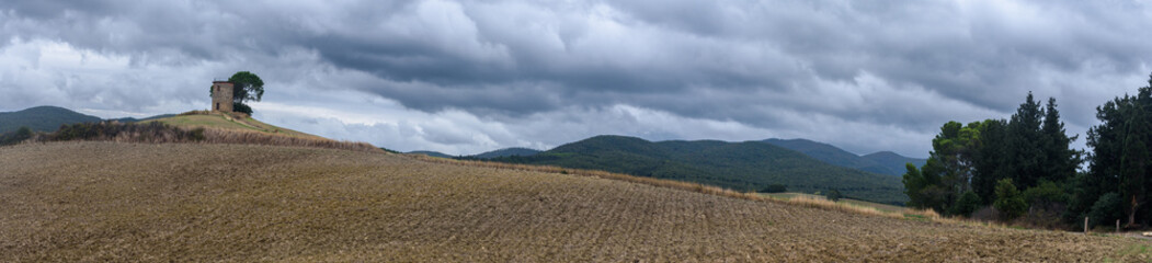 Hügellandschaft in der Toskana im Herbst