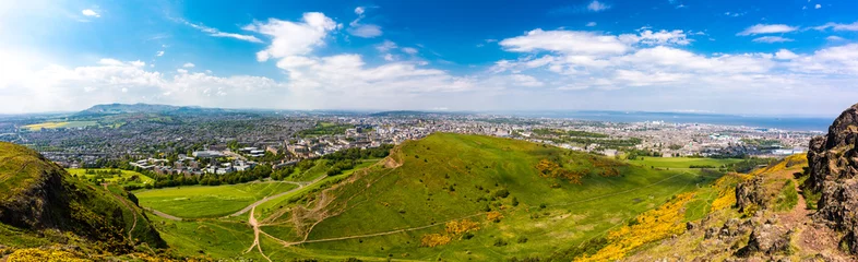 Deurstickers Cityscape of Edinburgh from Arthur's Seat in a beautiful summer day, Scotland, UK © Martin Valigursky