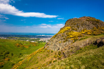 Fototapeta na wymiar Cityscape of Edinburgh from Arthur's Seat in a beautiful summer day, Scotland, UK