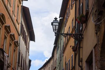 Fassaden  mit Himmel und Wolken in Italien, Volterra